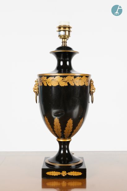 En provenance d'un prestigieux Palace parisien 
Two lamps, one in black lacquered...