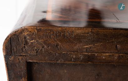 En provenance d'un prestigieux Palace parisien 
Small desk with flap, in natural...