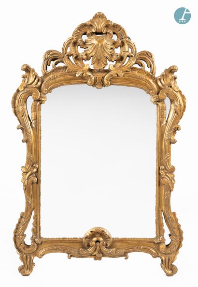 En provenance d'un prestigieux Palace parisien 
Miroir à pare-closes en bois mouluré,...