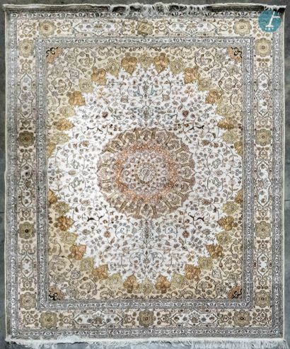 En provenance d'un prestigieux Palace parisien 
Silk carpet with ivory background...