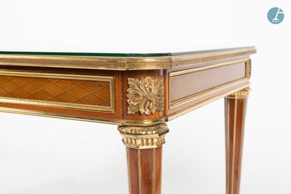 En provenance d'un prestigieux Palace parisien 
Flat desk in natural wood and veneer...