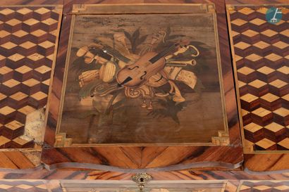 En provenance d'un prestigieux Palace parisien 
Dressing table in natural wood and...