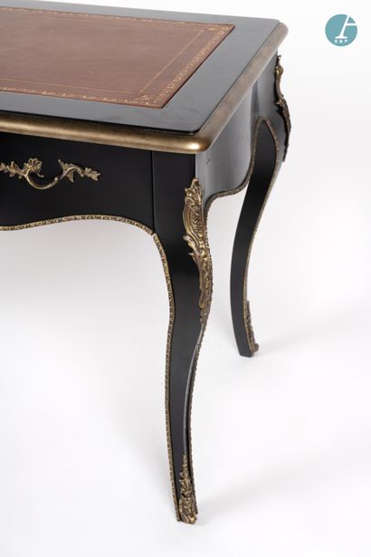 null 
From a prestigious Parisian Palace 


Black lacquered wooden desk, three drawers...