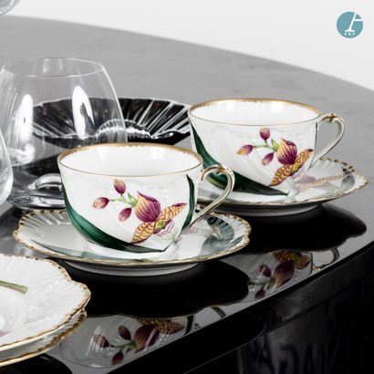 En provenance d'un prestigieux Palace parisien Set of glass and porcelain service...