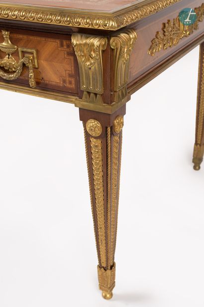 null 
From a prestigious Parisian Palace 


Important desk in natural wood and veneer,...