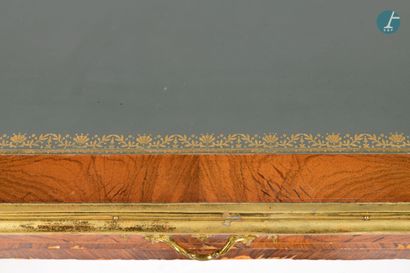 null 
From a prestigious Parisian Palace 


Flat desk in natural wood and veneer...