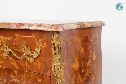 En provenance d'un prestigieux Palace parisien 
Commode galbée en bois naturel et...