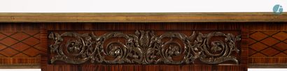 null 
En provenance d'un prestigieux Palace parisien 


Bureau plat en bois naturel...