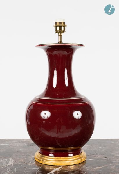 En provenance d'un prestigieux Palace parisien 
Vase mounted in a blood red enamelled...