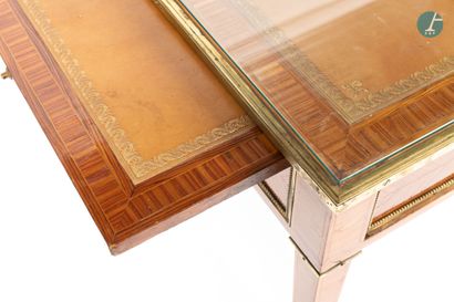 En provenance d'un prestigieux Palace parisien 
Flat desk in natural wood and veneer...
