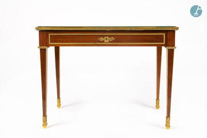 null 
From a prestigious Parisian Palace 


Small flat desk in natural wood and veneer...