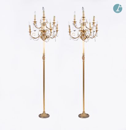 En provenance d'un prestigieux Palace parisien 
Paire de lampadaires en bronze doré...