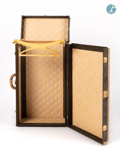 null 
From a prestigious Parisian Palace 
﻿﻿
Leather wardrobe trunk, leather upholstered...