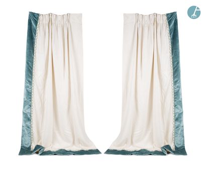 En provenance d'un prestigieux Palace parisien 
Two pairs of white and blue curtains...