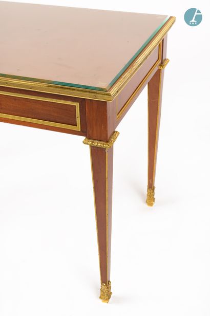 null 
From a prestigious Parisian Palace 


Small flat desk in natural wood and veneer...