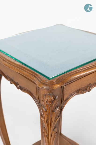En provenance d'un prestigieux Palace parisien 
Small chiffonnière table in moulded...