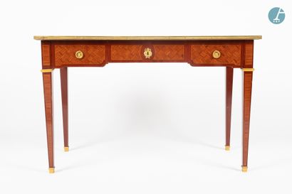 En provenance d'un prestigieux Palace parisien 
Bureau plat en bois naturel et bois...