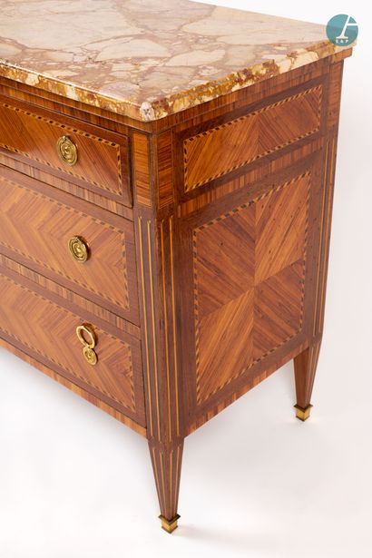 null 
From a prestigious Parisian Palace 


Veneered wood chest of drawers, chased...