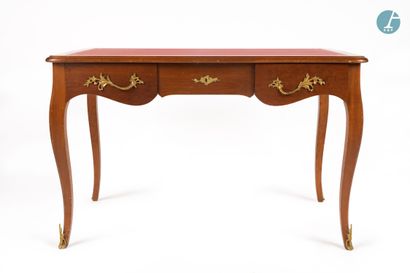 En provenance d'un prestigieux Palace parisien 
Flat mahogany desk, chased and gilded...