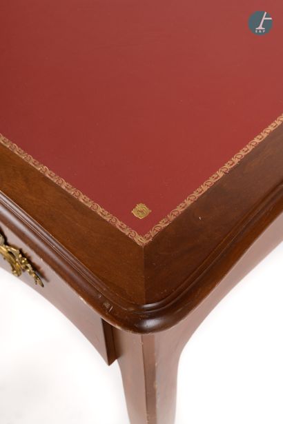 En provenance d'un prestigieux Palace parisien 
Flat mahogany desk, chased and gilded...