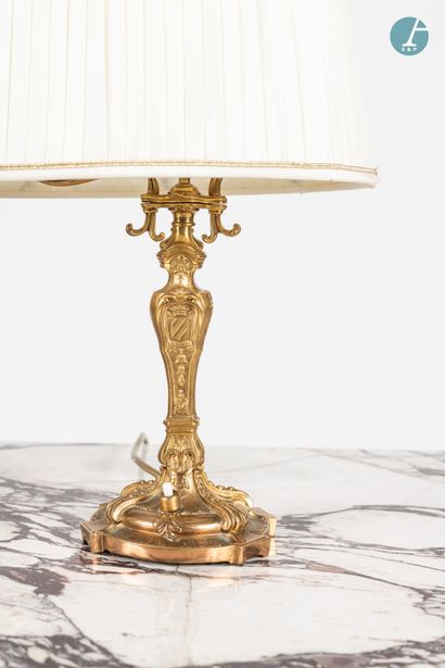 En provenance d'un prestigieux Palace parisien 
Set of two lamps :

- one in chased...