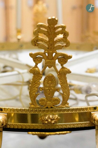 En provenance d'un prestigieux Palace parisien 
Important lustre en bronze ciselé...