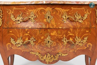 En provenance d'un prestigieux Palace parisien 
Curved chest of drawers in natural...