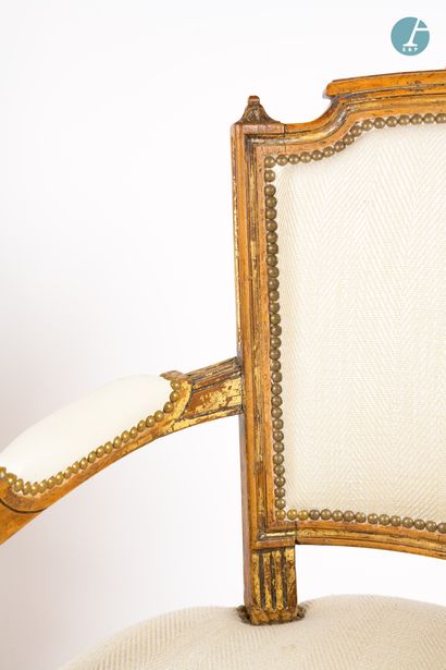 En provenance d'un prestigieux Palace parisien 
Two convertible armchairs in moulded,...