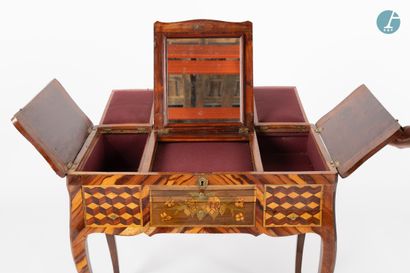 En provenance d'un prestigieux Palace parisien 
Dressing table in natural wood and...