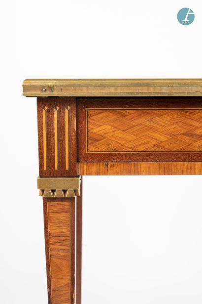 En provenance d'un prestigieux Palace parisien 
Petite table de style Louis XVI en...