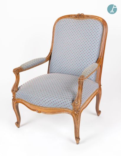 null 
From a prestigious Parisian Palace 


Armchair à la reine, in moulded and carved...