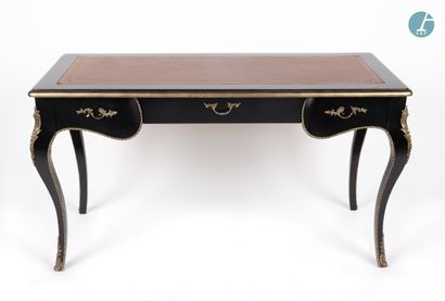 null 
From a prestigious Parisian Palace 


Black lacquered wooden desk, three drawers...