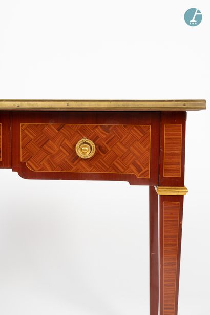 En provenance d'un prestigieux Palace parisien 
Bureau plat en bois naturel et bois...