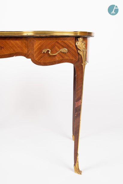 null 
From a prestigious Parisian Palace 


Flat desk in natural wood and veneer...