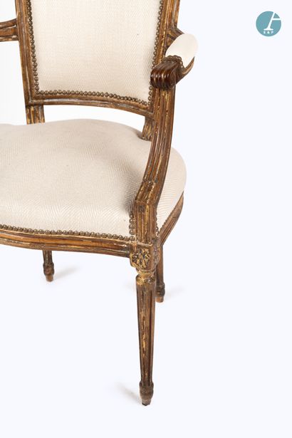 null 
En provenance d'un prestigieux Palace parisien 
﻿﻿
Fauteuil cabriolet en bois...