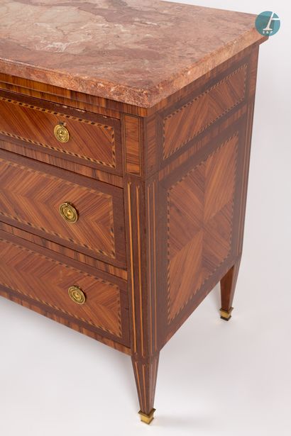 null 
From a prestigious Parisian Palace 


Veneered wood chest of drawers, chased...