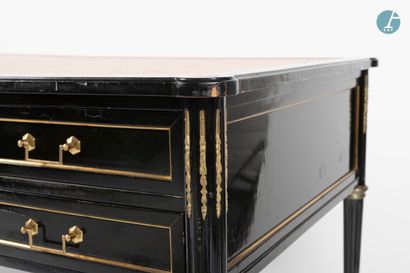 En provenance d'un prestigieux Palace parisien 
Important black lacquered wooden...