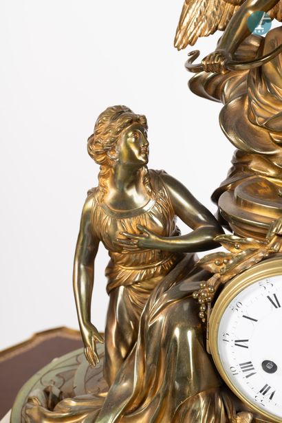 null 
En provenance d'un prestigieux Palace parisien 


Horloge en bronze doré et...