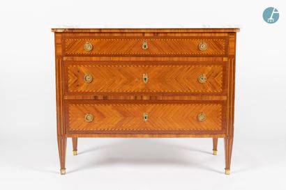 En provenance d'un prestigieux Palace parisien 
Natural wood and veneer chest of...