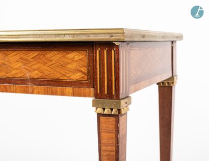 En provenance d'un prestigieux Palace parisien 
Small Louis XVI style table in natural...