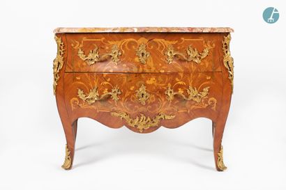 En provenance d'un prestigieux Palace parisien 
Commode galbée en bois naturel et...