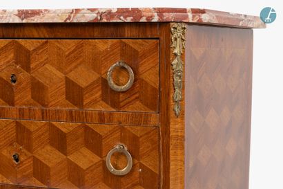 En provenance d'un prestigieux Palace parisien 
Small chest of drawers in natural...