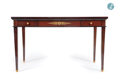 En provenance d'un grand hôtel historique, proche de l'Opéra de Paris 
Mahogany desk...