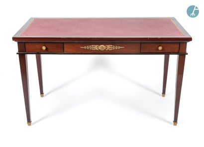 En provenance d'un grand hôtel historique, proche de l'Opéra de Paris 
Mahogany desk...