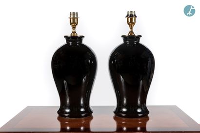 En provenance d'un grand hôtel historique, proche de l'Opéra de Paris 
Pair of black...