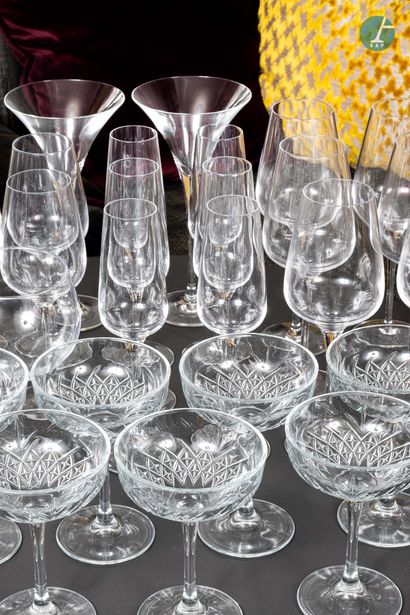 En provenance de l'ancien Hôtel W Paris-Opéra Champagne and wine glass sets. Different...