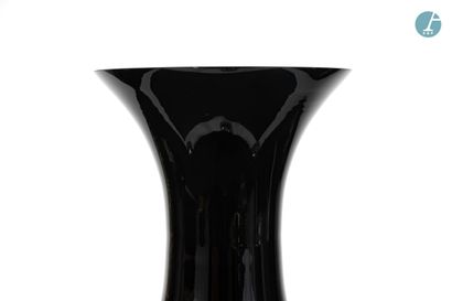 En provenance de l'ancien Hôtel W Paris-Opéra A large black glass vase with a globular...
