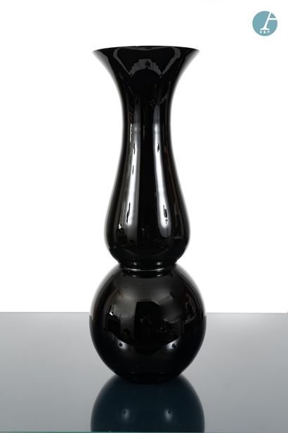 En provenance de l'ancien Hôtel W Paris-Opéra A large black glass vase with a globular...