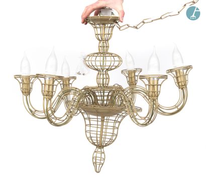 En provenance de l'ancien Hôtel W Paris-Opéra Gilded metal chandelier with six lights....