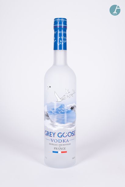 En provenance de l'ancien Hôtel W Paris-Opéra Lot of Vodkas : 

Grey Goose : 32 bottles...